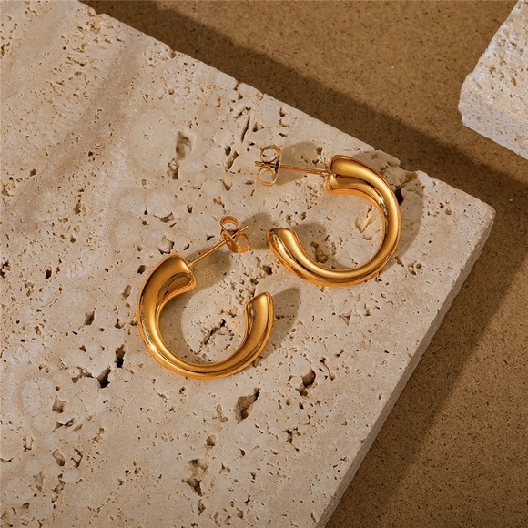 ◾️18k Gold Plated Minimalist C- Shaped Hoop Earrings - Picture 8 of 9